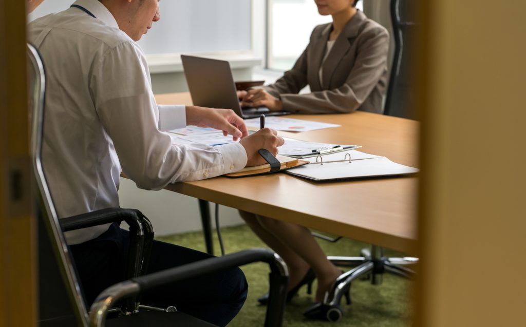 仕事中のビジネスパーソン