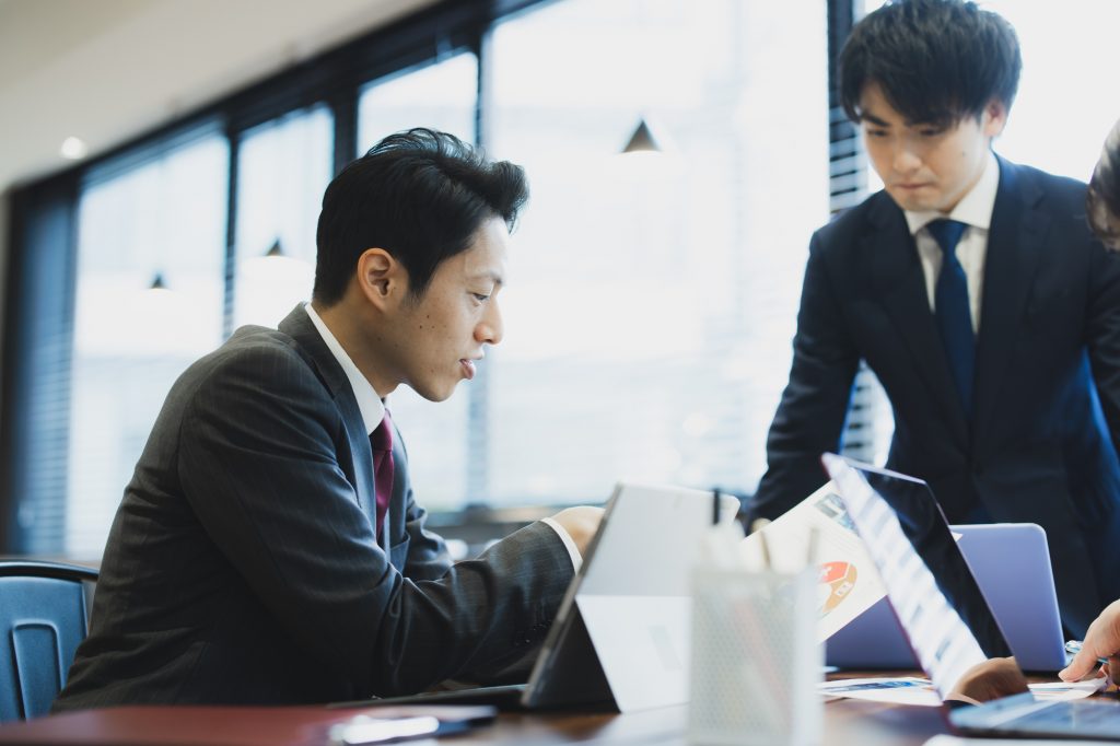 会議室でミーティングする様子