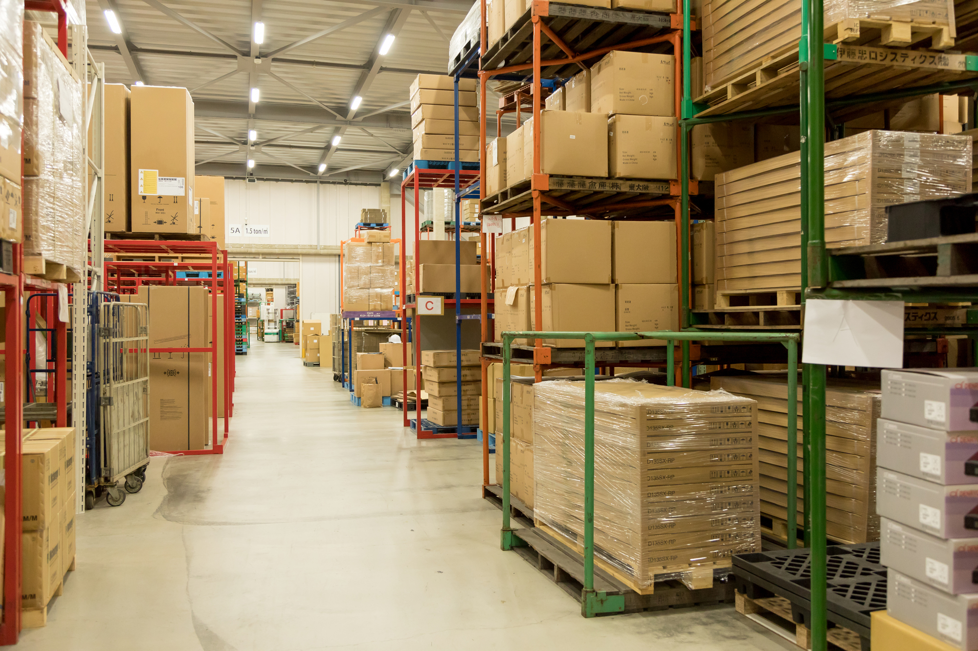 倉庫に並ぶダンボール