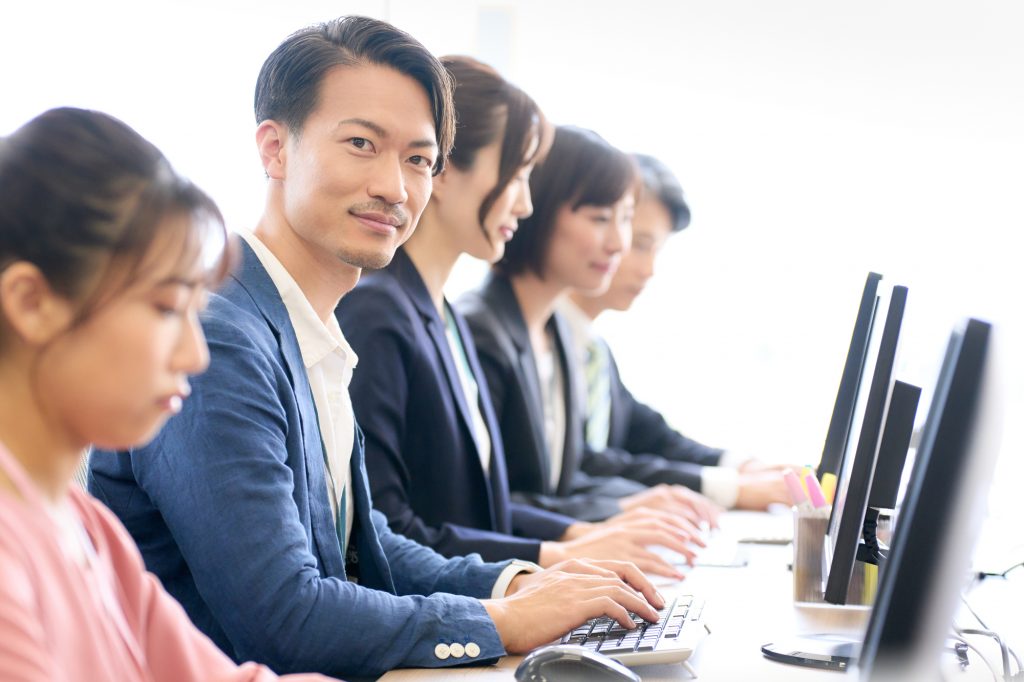 パソコンを前に作業するビジネスパーソン