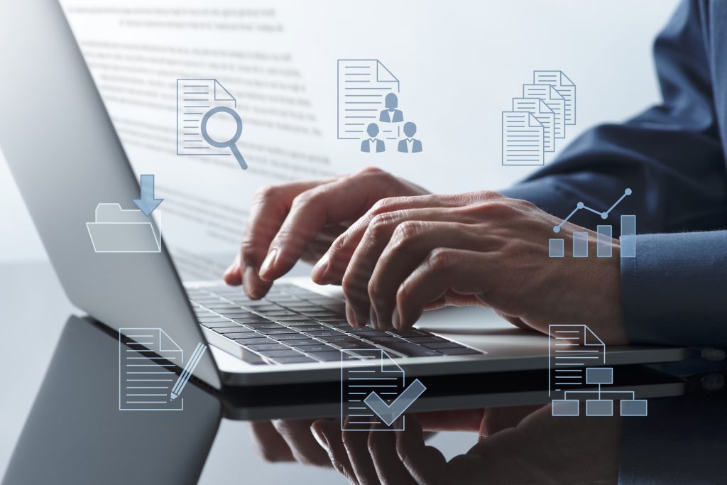 パソコンを使って書類を整理するビジネスパーソンの手元
