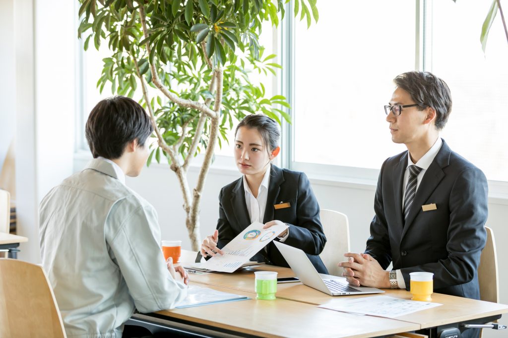 打ち合わせする3人のビジネスパーソン
