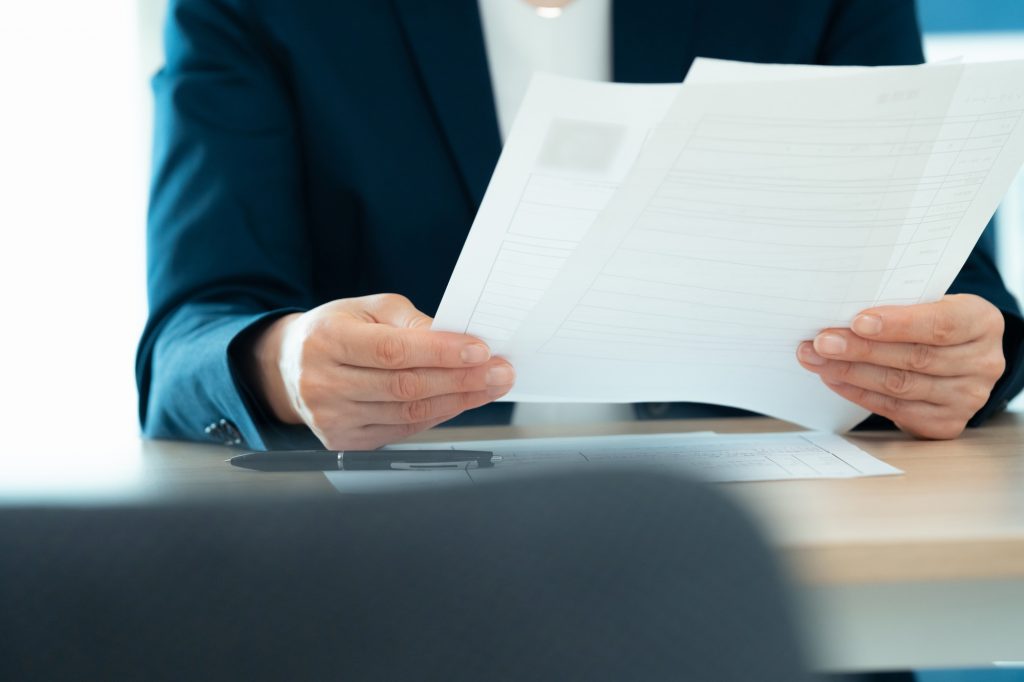 資料を確認するビジネスパーソンの手元