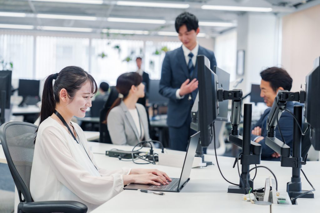 オフィスでデスクワークをするビジネスパーソン