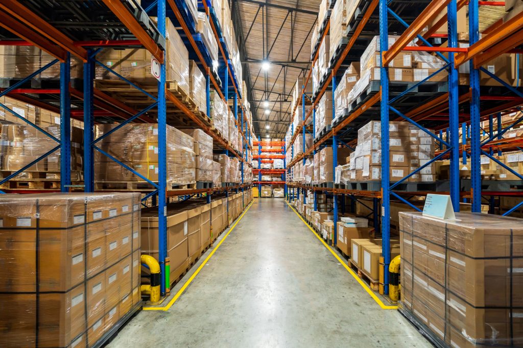 倉庫に並ぶ段ボール