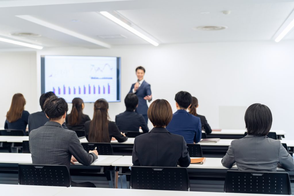会議室でセミナーを受けるビジネスパーソン
