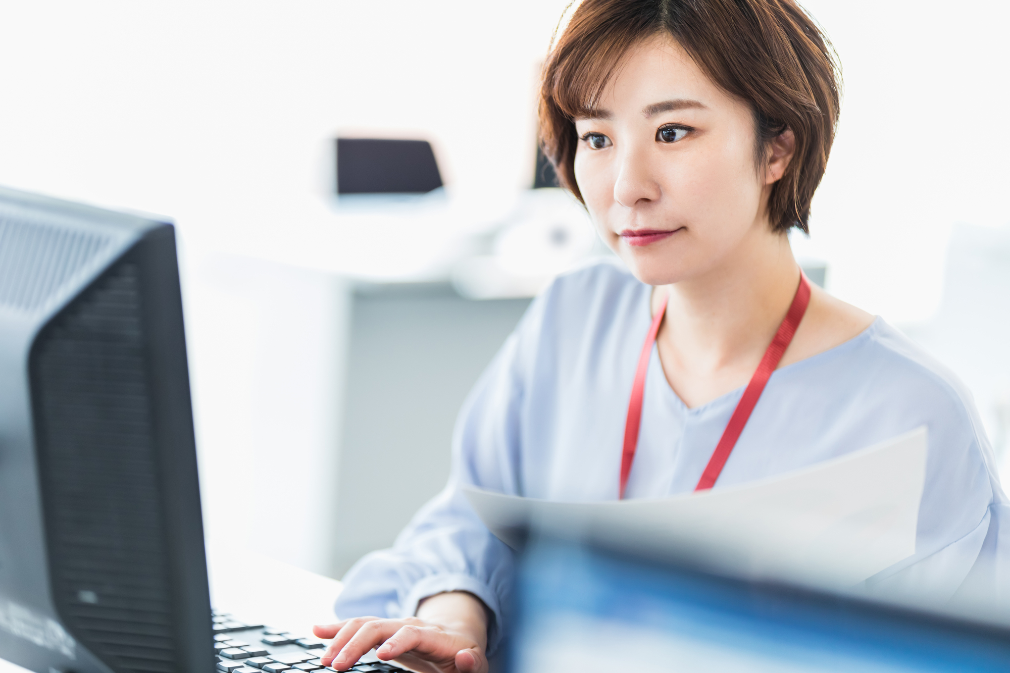 パソコンで作業するビジネスパーソン