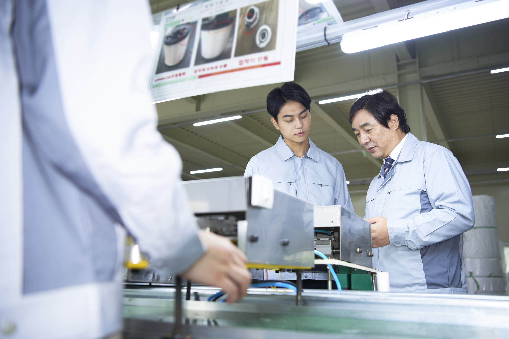 工場で作業する3人のビジネスパーソン
