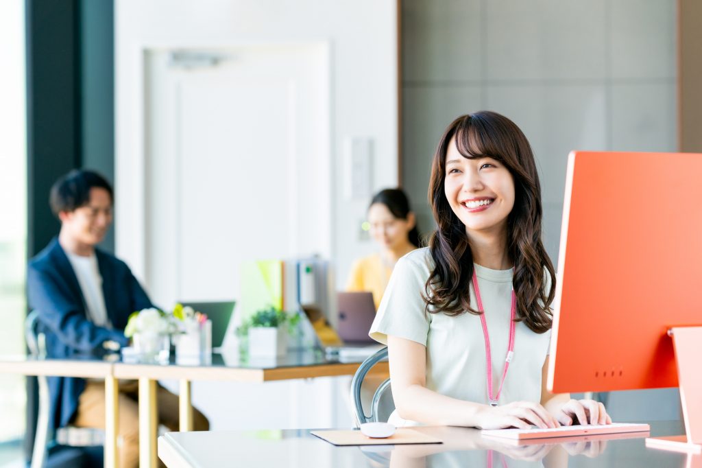 笑顔でパソコン作業をする女性