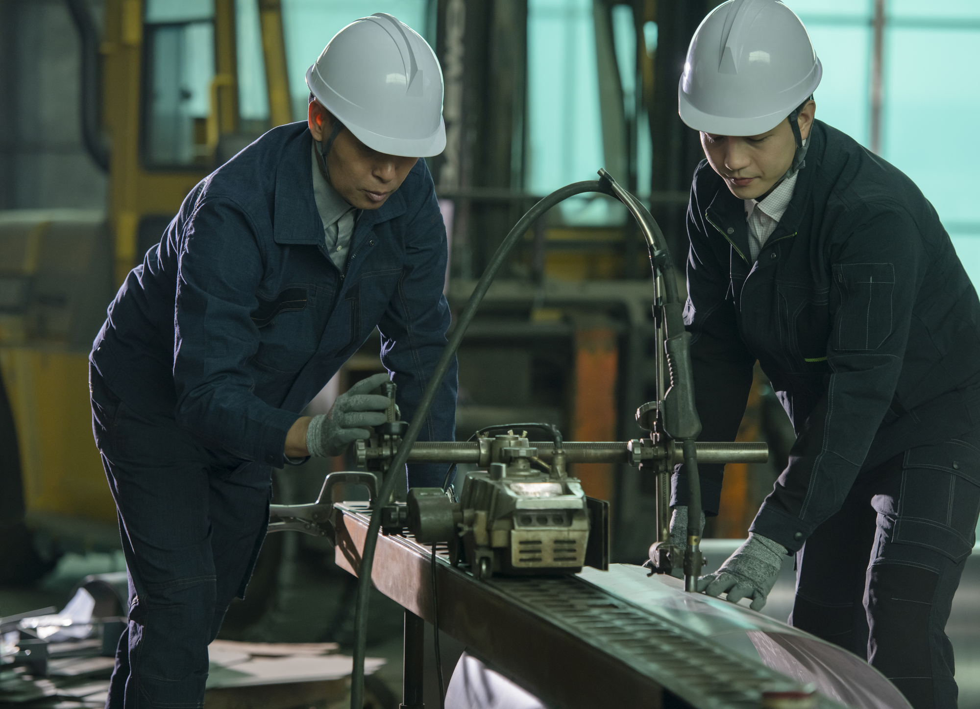 工場で作業する2人のビジネスパーソン