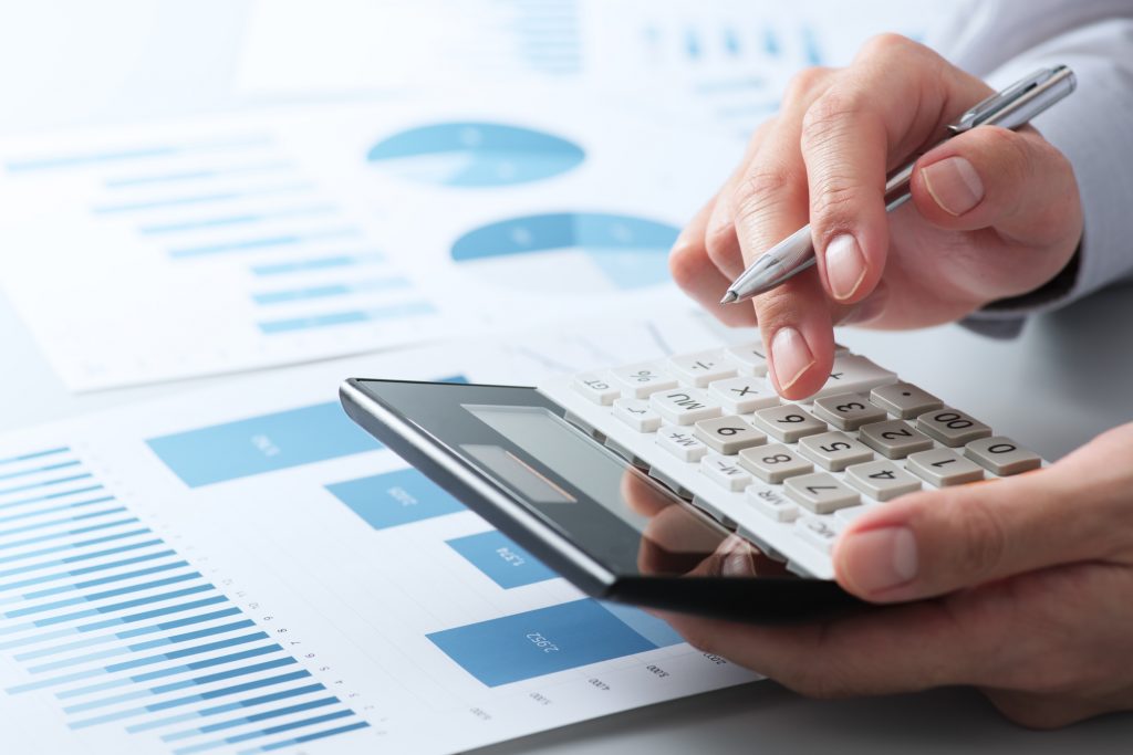 資料を見ながら計算するビジネスパーソンの手元
