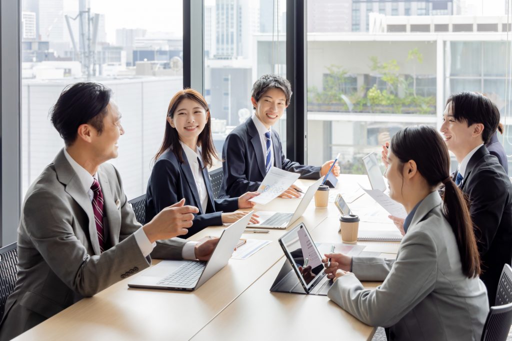 笑顔で打ち合わせをするビジネスパーソン