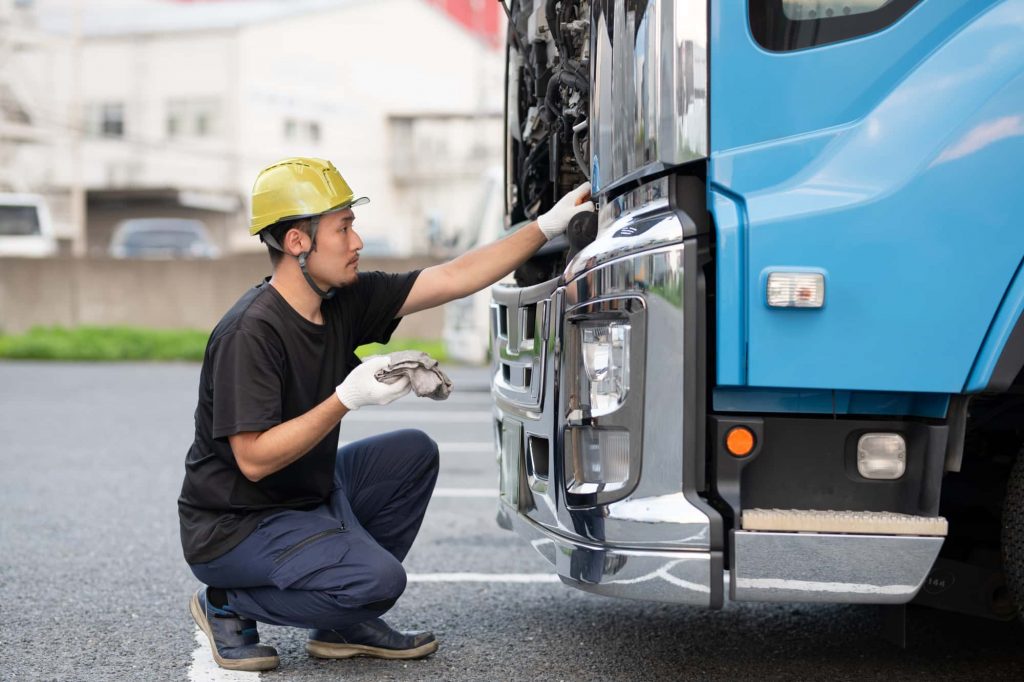 大型トラックを掃除する男性