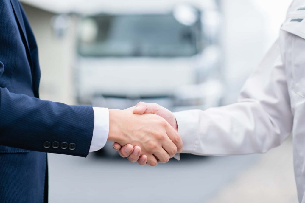 握手する2人の男性の手元