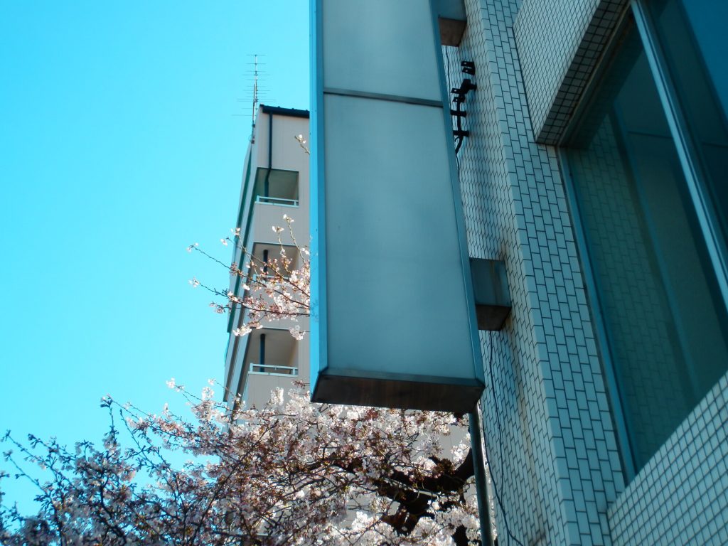 空テナントと分かるビルの看板