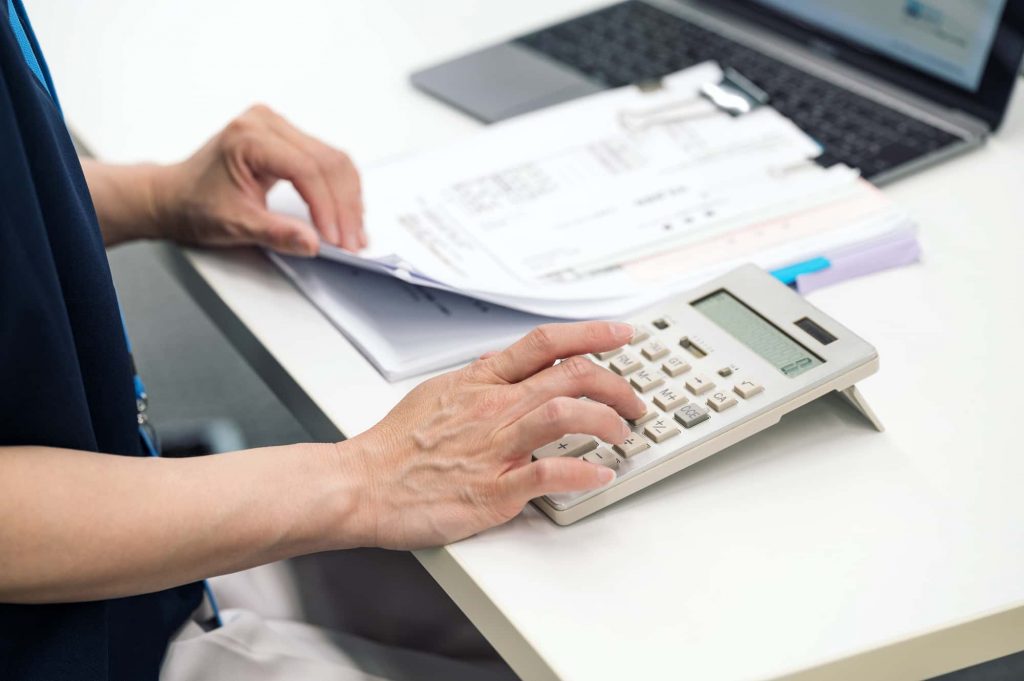 電卓で計算をするビジネスパーソンの手元