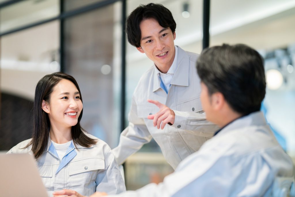 笑顔で打ち合わせをする作業員チーム