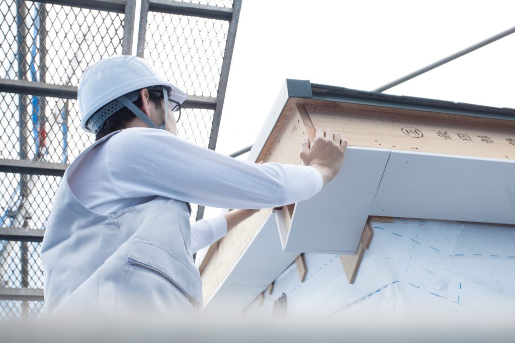 屋根の足場で作業する作業員