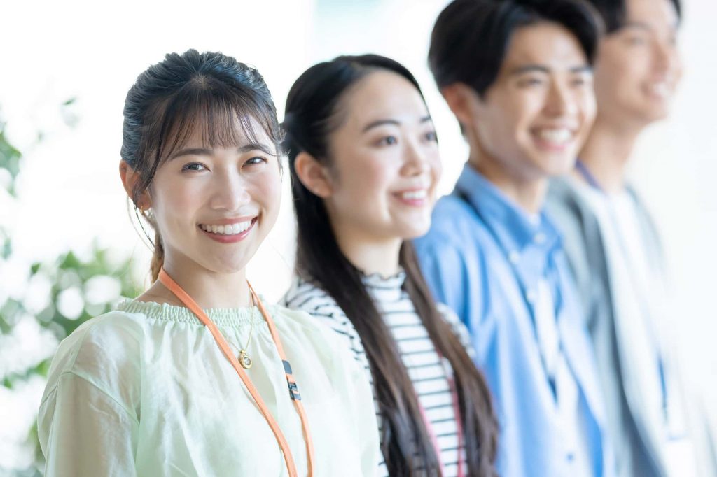 笑顔のビジネスパーソン