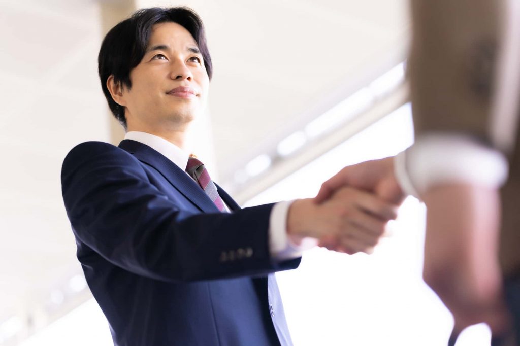 握手をするビジネスパーソン