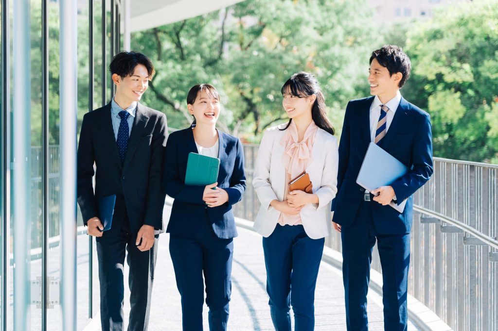 笑顔で握手をするビジネスパーソン