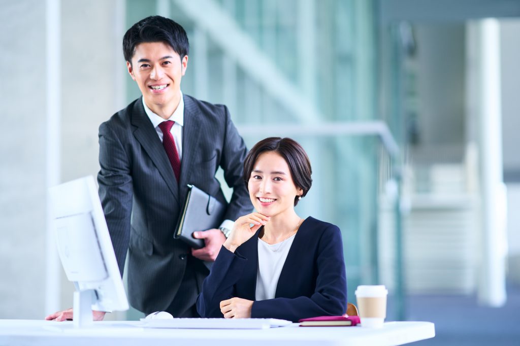 2人のビジネスパーソン