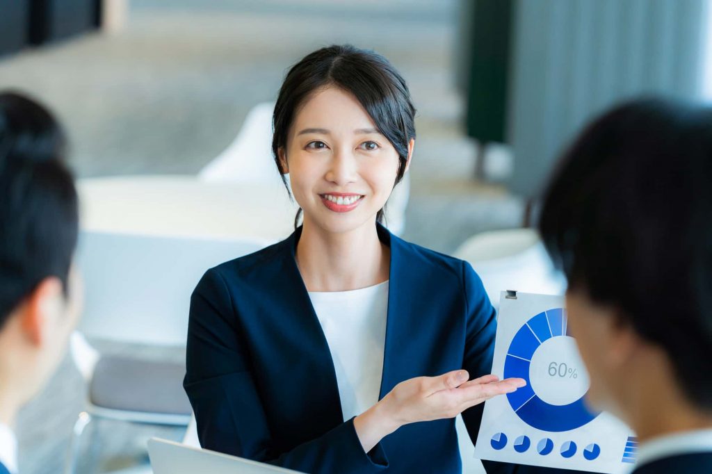 笑顔で商談するビジネスパーソン