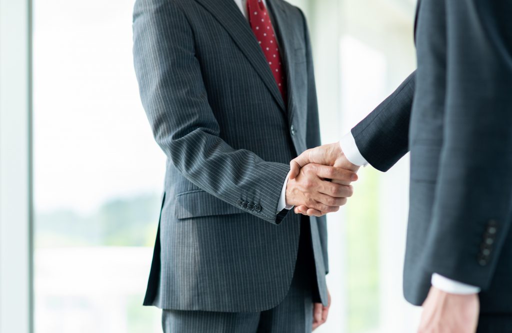 握手するビジネスパーソン