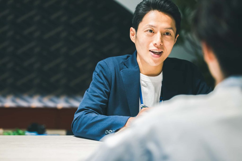 打ち合わせをするビジネスパーソン