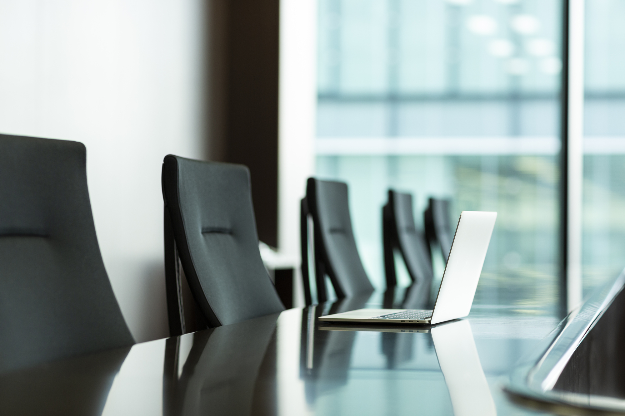 会議室のデスクにパソコンが置かれた様子