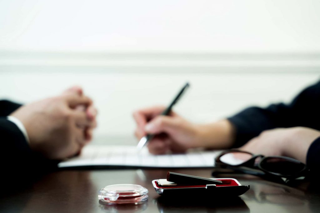 契約書を交わす様子