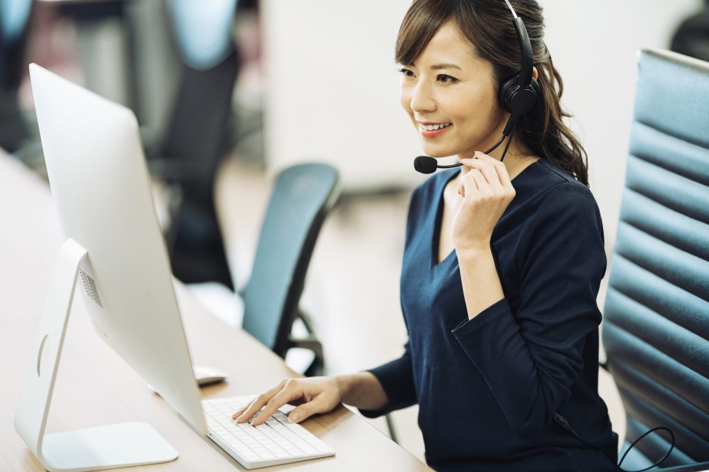 コールセンターで働く女性