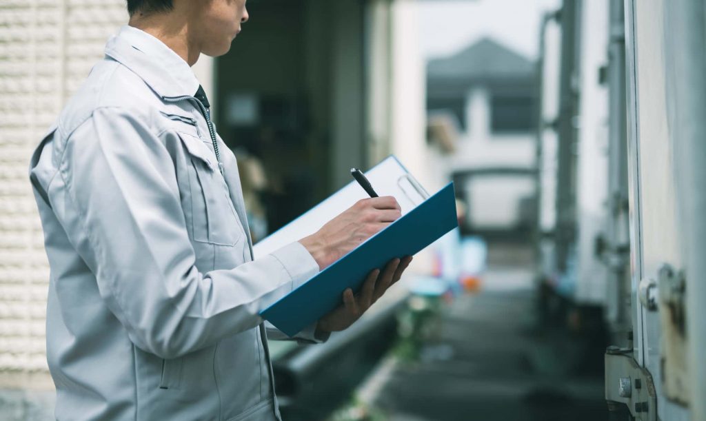 資料を見ながら作業をするビジネスパーソン