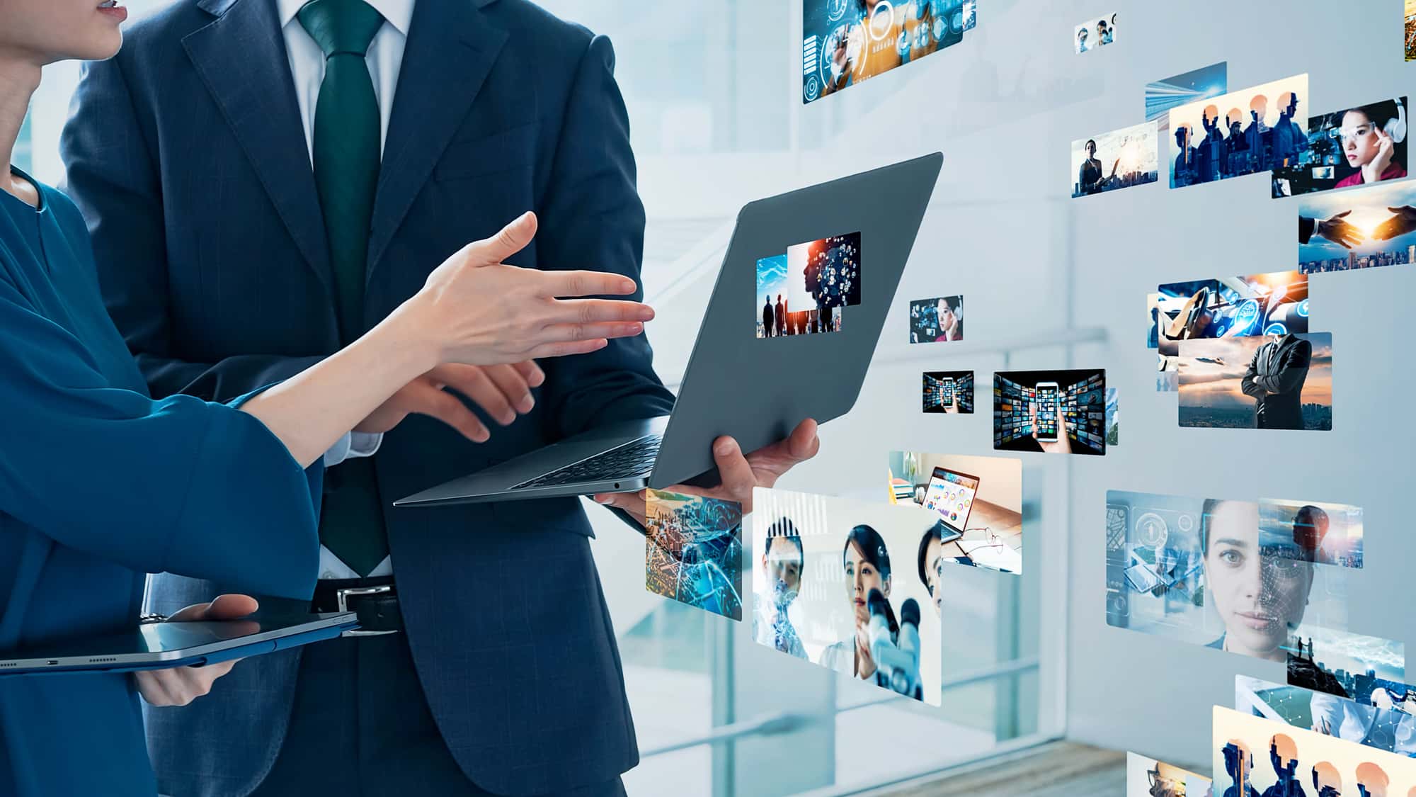 パソコンから映像を発信するイメージ