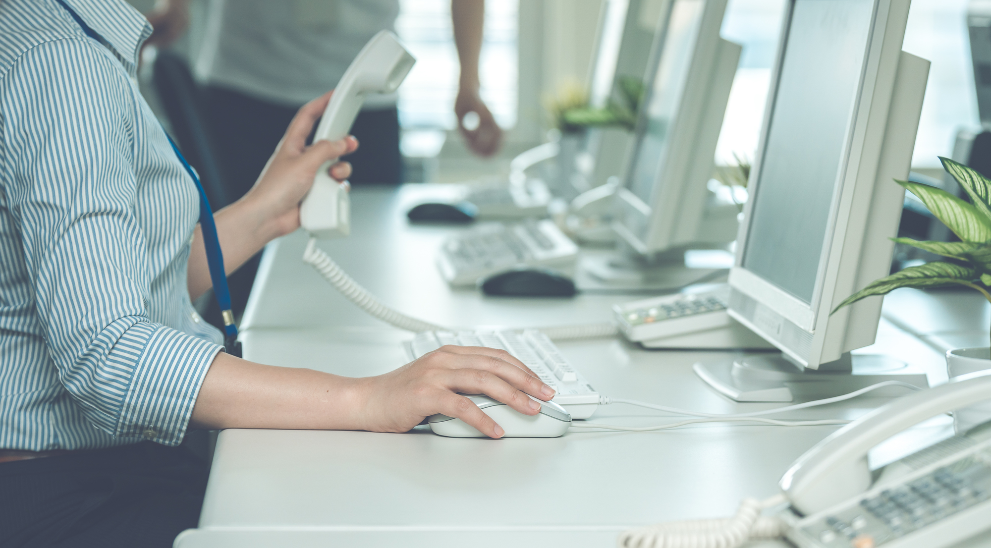 パソコン作業をするビジネスパーソンの様子