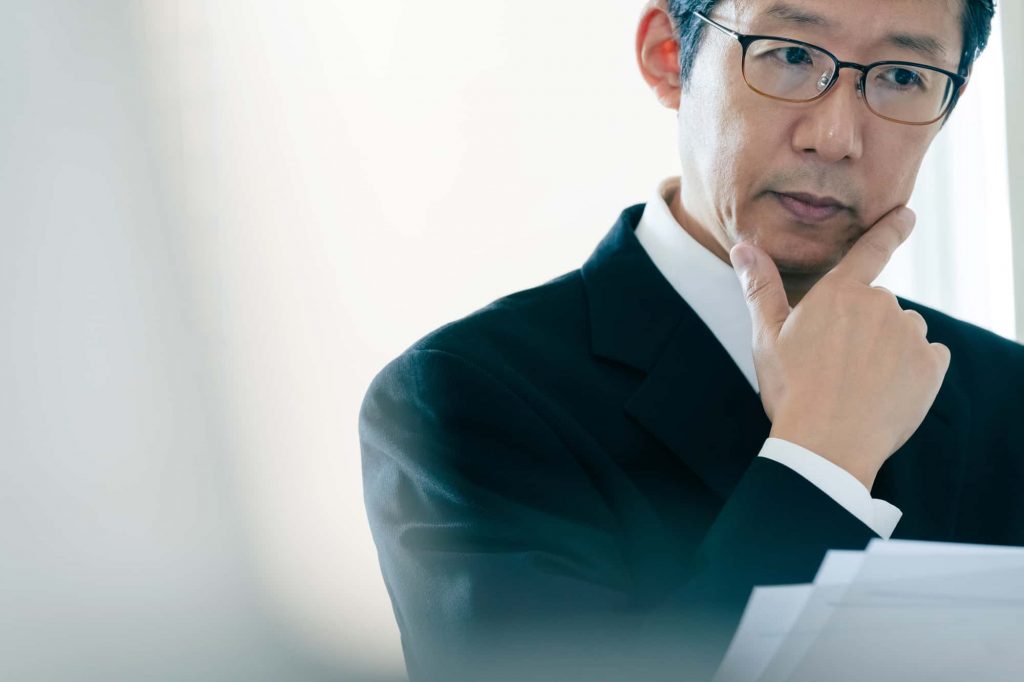 資料を見るビジネスパーソン