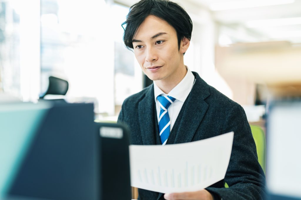 デスクで作業をするビジネスパーソン