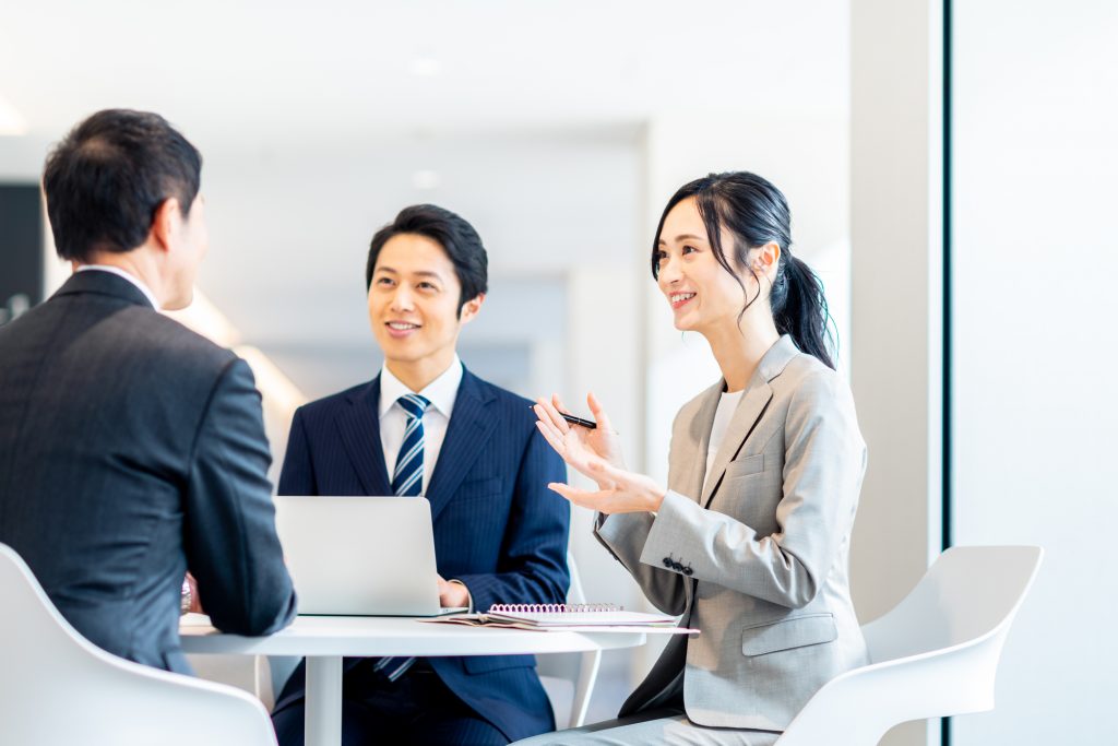 ミーティングをする3人のビジネスパーソン