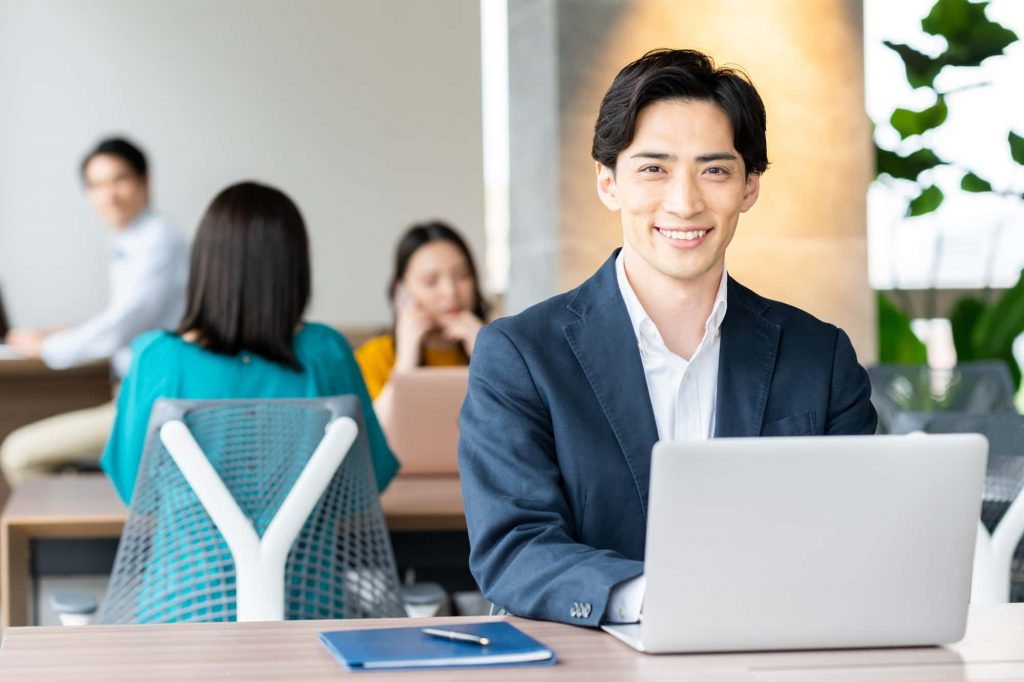 パソコン作業をするビジネスパーソン