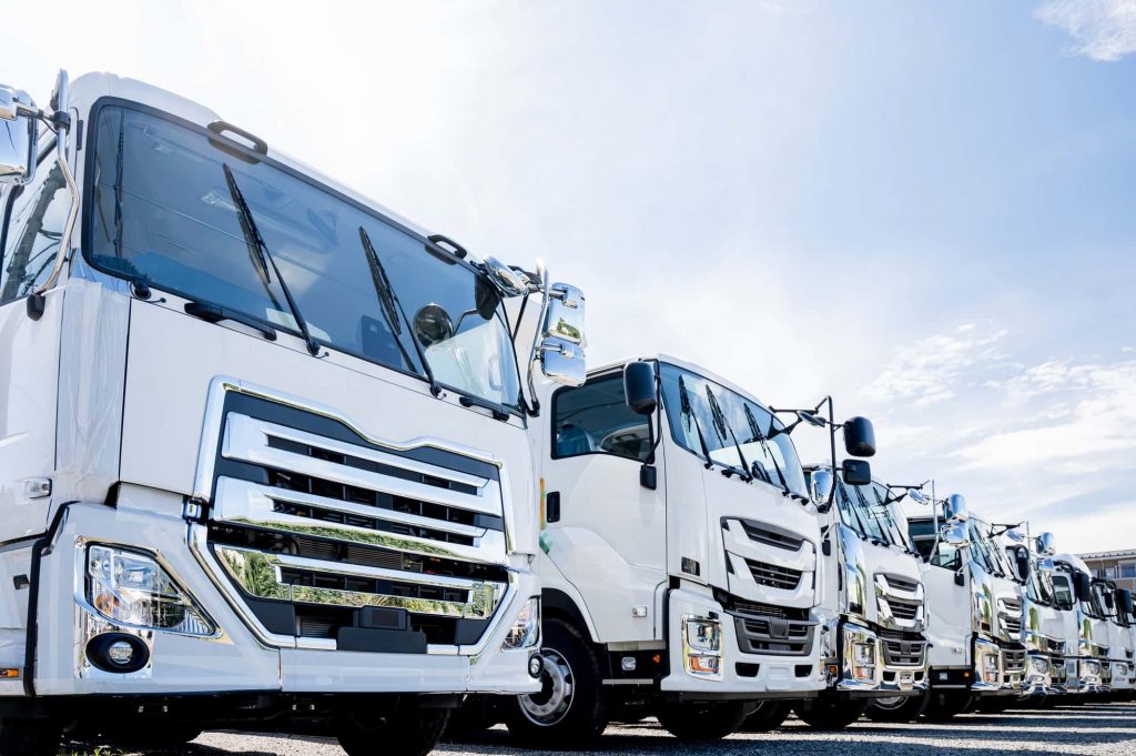 トラックが並んでいる様子