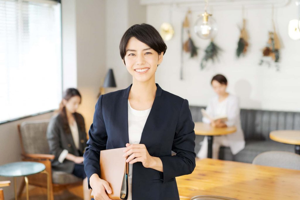 笑顔で立つビジネスパーソン