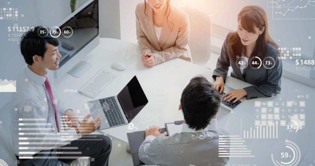 会議するビジネスパーソンと統計データ