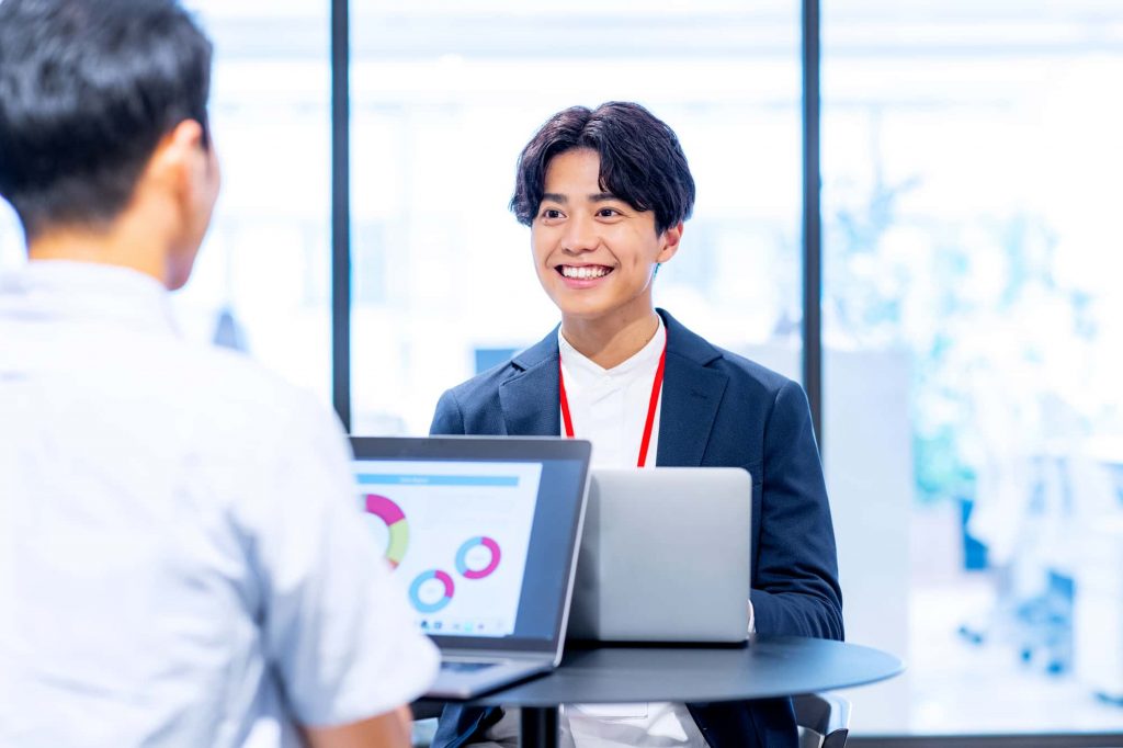 オフィスで働く男性