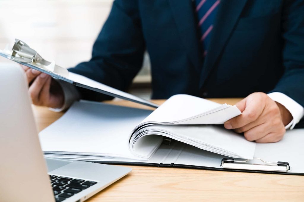 書類を確認するビジネスマンの手元