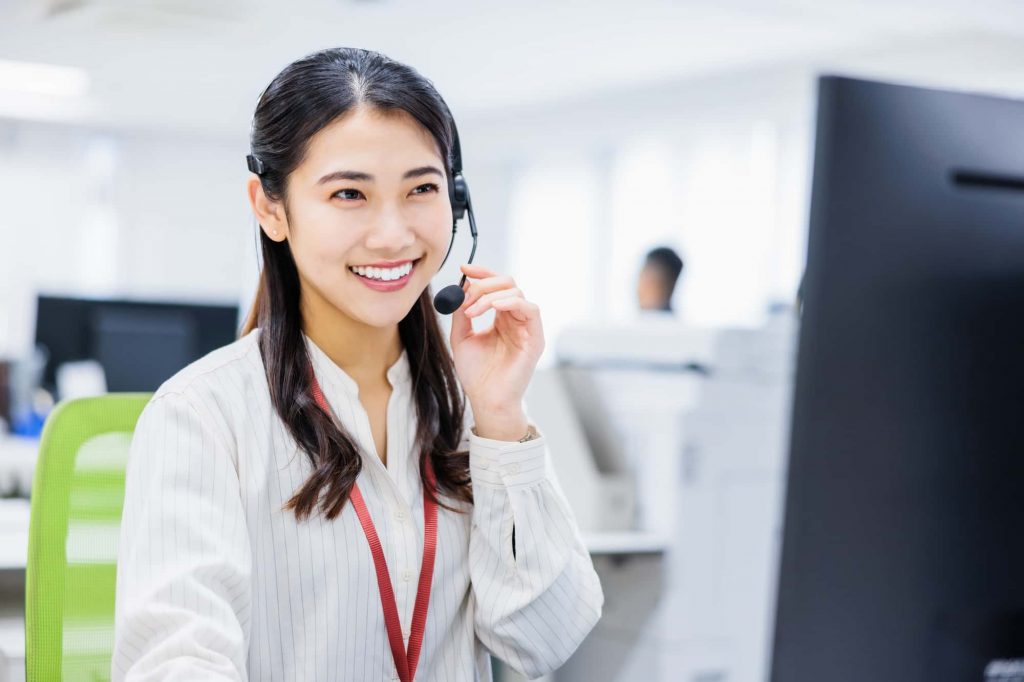 コールセンターで働く女性