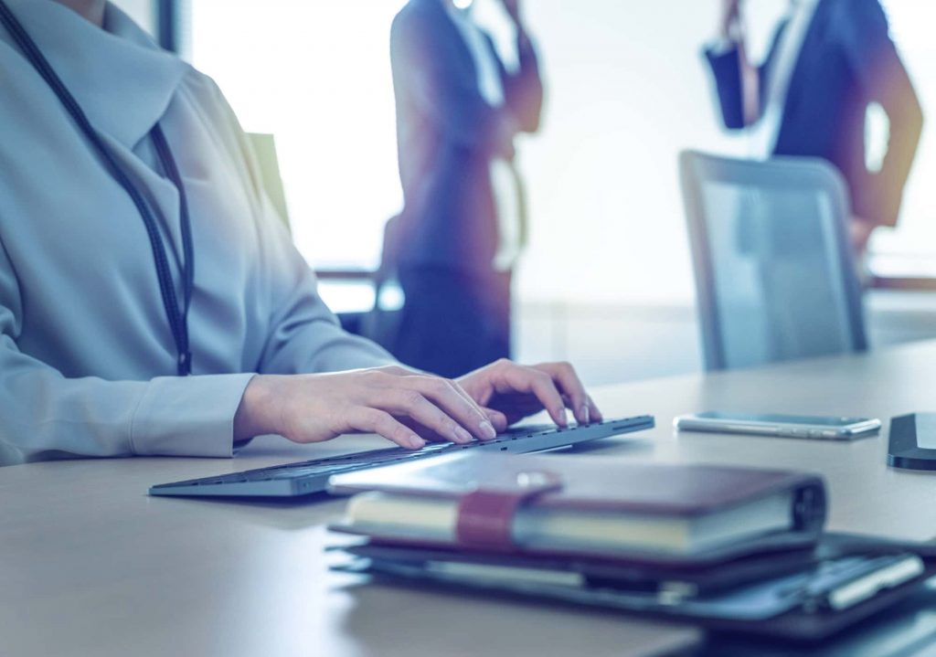 デスクでパソコン作業するビジネスパーソン