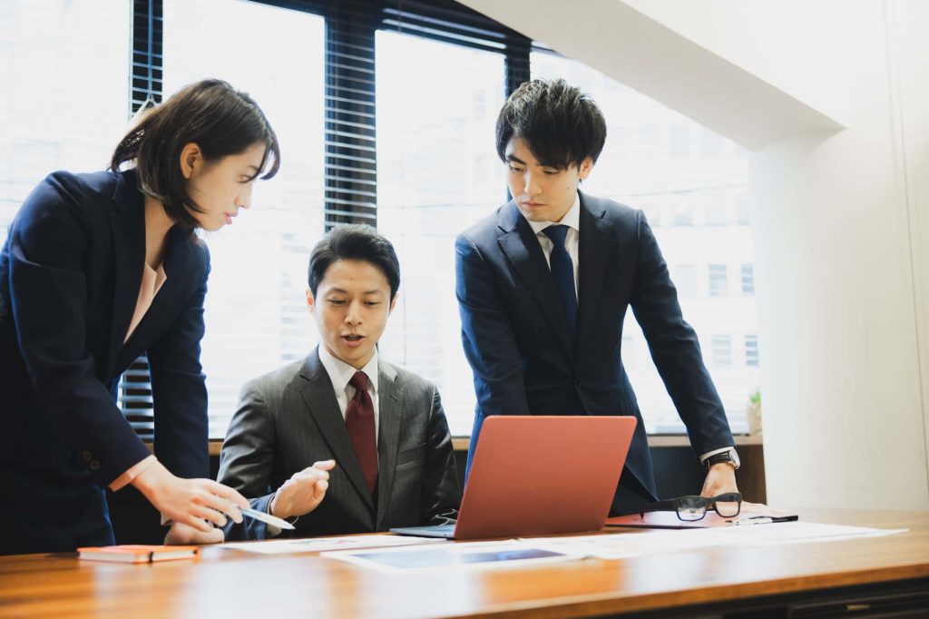 ミーティングする3人のビジネスパーソン
