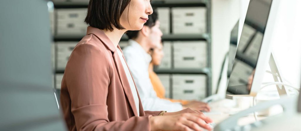 パソコン作業をするビジネスパーソン