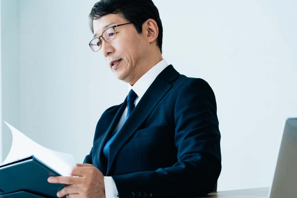 資料をチェックするビジネスパーソン