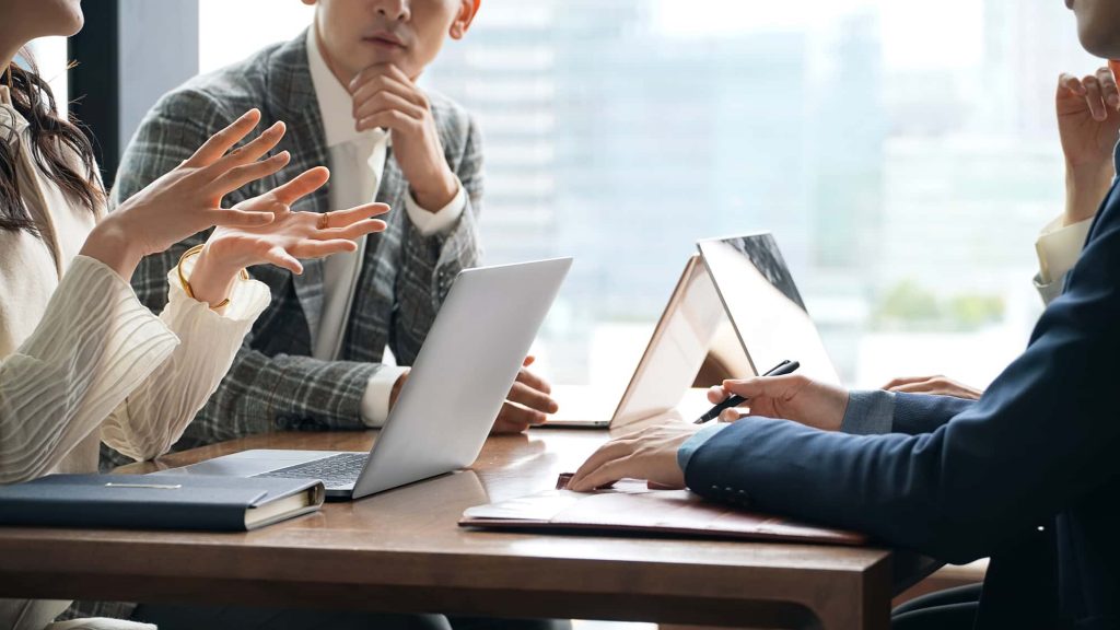 打ち合わせをするビジネスパーソン